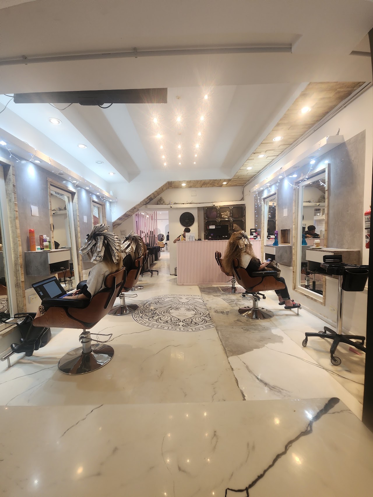 Interior del salón Vangart Peluquería